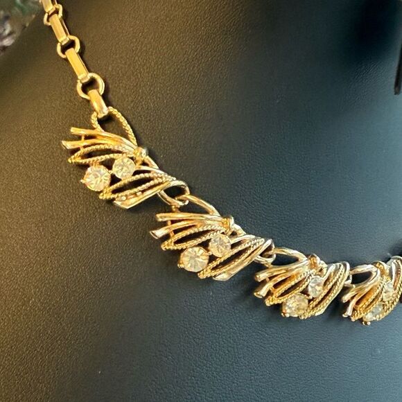 Signed Lisner 1960’s GoldTone Chocker Necklace with Aurora Borealis Accents. - Picture 5 of 7